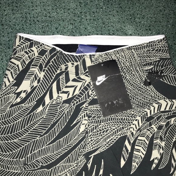 NIKE Printed Crop Athletic Yoga Leggings "Pale Gray" [Leaf Print] Women’s XS - Picture 6 of 6
